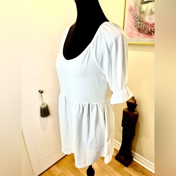 Romantic V-neck white tee w/empire peplum, puff elastic sleeves w/flair trim 🤍 - Picture 3 of 9